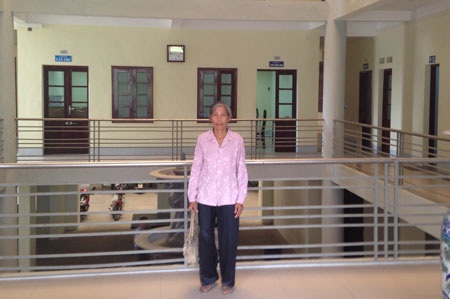 Bảo hiểm xã hội tỉnh Hà Nam: Vô cảm! - 1 Bà Tý tại trụ sở Bảo hiểm xã hội tỉnh Hà Nam ngày 2/7/2013