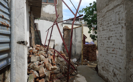 Bỗng dưng mất đất tổ tiên vì quyết định khuất tất của xã Cổ Nhuế - 5 Sau khi nhà ông Đoàn bị cưỡng chế, hộ liền kề lập tức xây trụ mở cổng ra ngõ