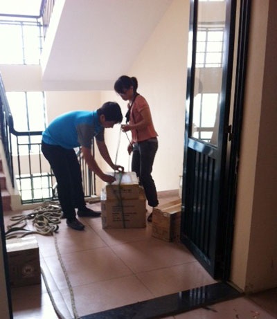 Đơn kêu cứu của 500 cư dân các ban Đảng trung ương bị “bỏ quên” - 2 Có thang máy, nhưng các hộ dân thường xuyên phải sáng chế ròng rọc vận chuyển đồ đạc