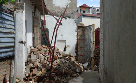 Bỗng dưng mất đất tổ tiên vì quyết định khuất tất của xã Cổ Nhuế - 2 Khu nhà tạm của gia đình ông Đoàn bị cưỡng chế ngày 25/6/2013