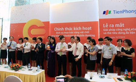 Giải pháp công nghệ ngân hàng thông minh lần đầu tiên tại Việt Nam - 1 Lễ ra mắt giải pháp công nghệ eCounter và thẻ tiêu dùng đa tiện ích