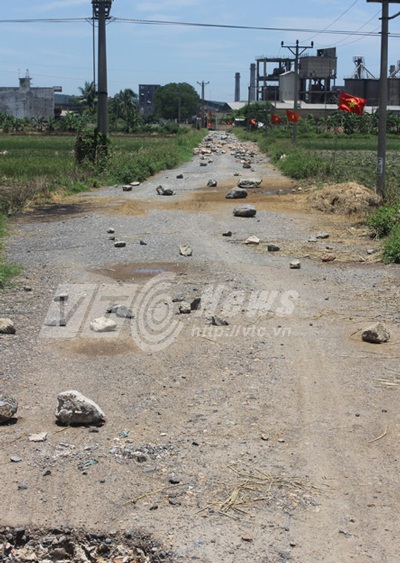 Nhiều con đường ở Châu Xá được nhân dân rải đá để chống lại xã hội đen