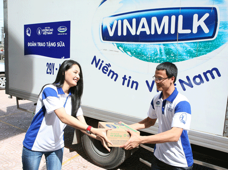 Quỹ sữa “Vươn cao Việt Nam” trao tặng gần 27 nghìn ly sữa cho trẻ em nghèo Quảng Bình - 3 Hoa hậu Hương Giang trao sữa cho trẻ em khuyết tật