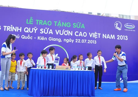 Quỹ sữa vươn cao Việt Nam trao tặng 40 ngàn ly sữa ở huyện đảo Phú Quốc