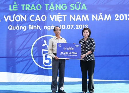 Quỹ sữa “Vươn cao Việt Nam” trao tặng gần 27 nghìn ly sữa cho trẻ em nghèo Quảng Bình - 1 Quỹ sữa “Vươn cao Việt Nam” trao tặng gần 27 nghìn ly sữa cho trẻ em nghèo Quảng Bình