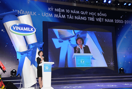 Hành trình 10 năm Quỹ học bổng “Vinamilk - Ươm mầm tài năng trẻ Việt Nam” - 2 Bà Bùi Thị Hương – Giám Đốc Đối Ngoại Vinamilk