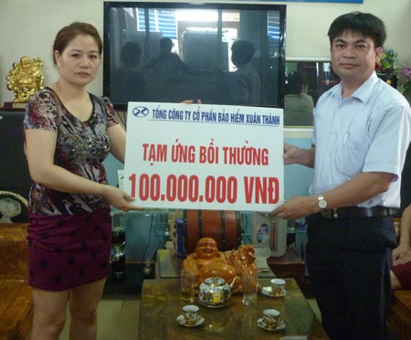 Bảo hiểm Xuân Thành tạm ứng bồi thường vụ ôtô đâm sập cổng trường - 1 Ông Đoàn Văn Huynh (phải), Giám đốc Công ty Bảo hiểm Xuân Thành Ninh Bình