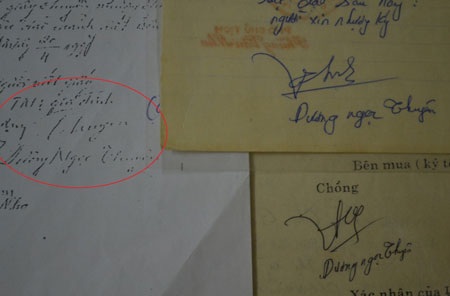 Hà Nội: Nỗi đau của gia đình Đại tá Quân đội 17 năm mất đất - 1 Chữ ký thật của ông Thuyên (bên phải) và chữ ký giả trên giấy photocopy