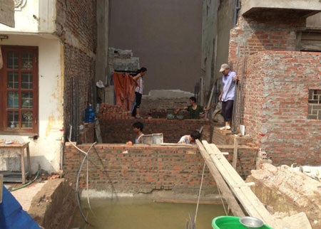 Bị đình chỉ xây dựng, công trình trái phép vẫn tồn tại ở quận Đống Đa - 2 Bị đình chỉ, nhưng công trình xây dựng tại số 56 phố Đông Các vẫn tiếp tục thi công