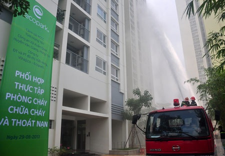 Ecopark tổ chức tập huấn, diễn tập công tác PCCC cho khu Chung cư Rừng Cọ - 3 Ngay khi có cháy, lực lượng PCCC cơ sở đã mặt kịp thời