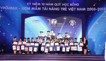 Hành trình 10 năm Quỹ học bổng “Vinamilk - Ươm mầm tài năng trẻ Việt Nam” - 3 Bà Bùi Thị Hương – Giám Đốc Đối Ngoại Vinamilk
