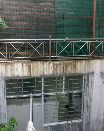 Một gia đình bị xâm chiếm nhà hàng chục năm giữa Thủ đô - 3 Toàn bộ diện tích phụ của nhà ông Tạ Tuyên đã bị chiếm dụng
