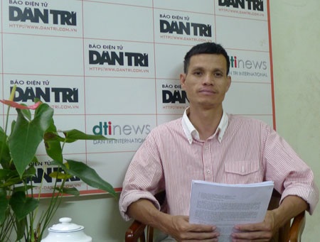 Ông Nguyễn Văn Nguyện trình bày sự việc tại tòa soạn báo Dân trí