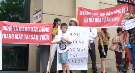 Cư dân tòa nhà Pacific chặn xe, lập “hàng rào” phản đối chủ đầu tư - 5 Băng rôn được cầm bày tỏ nỗi bức xúc về cách hành xử của chủ đầu tư