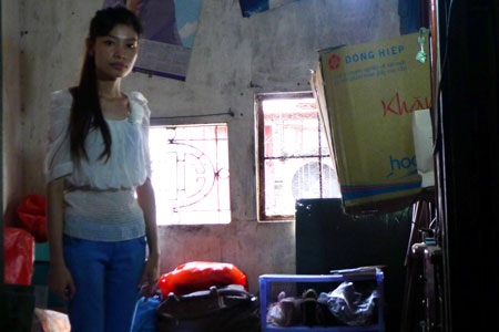 Cô gái mồ côi cha mẹ ở phường Trúc Bạch kêu cứu - 2 Căn phòng xập xệ 10m2 là nơi ở duy nhất của chị Nguyệt sau khi bố mẹ qua đời