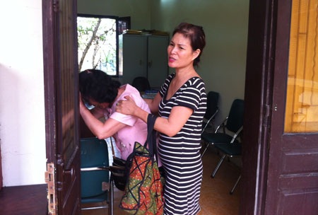 Dùng loa “đe dọa” cưỡng chế, phường Trần Phú đẩy người dân lâm vào cảnh uất ức - 2 Bà Bền không kìm chế được bức xúc tại trụ sở UBND phường Trần Phú
