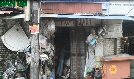 Hà Nội: Sở Tài nguyên Môi trường "vô cảm" với nỗi đau tột cùng mang tên sổ đỏ - 2 Những ngôi nhà như thế này có thể bị sụp đổ bất cứ lúc nào