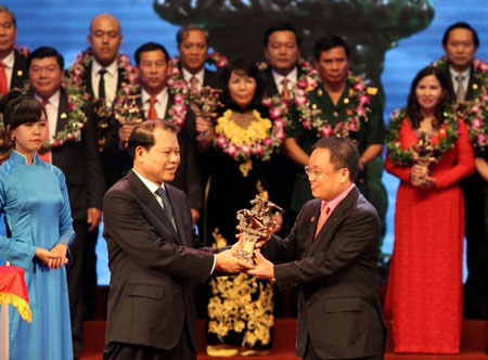 TGĐ Eurowindow: “Được nhận giải thưởng Doanh nhân Việt Nam tiêu biểu là vinh dự lớn” - 1 Phó Thủ tướng Chính phủ Vũ Văn Ninh trao giải cho ông Nguyễn Cảnh Hồng