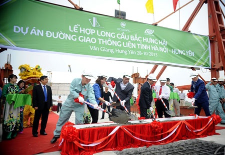 Hợp long cầu Bắc Hưng Hải trị giá 500 tỷ đồng - 1 Mẻ bê tông cuối cùng hợp nhất cây cầu Bắc Hưng Hải