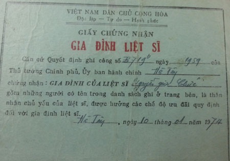 Giấy chứng nhận gia đình liệt sĩ của gia đình bà Nguyễn Thị Hoàn