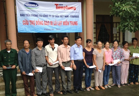 Vinamilk hỗ trợ đồng bào miền Trung bị bão lụt 1,3 tỷ đồng - 2 Vinamilk hỗ trợ đồng bào miền Trung bị bão lụt 1,3 tỷ đồng