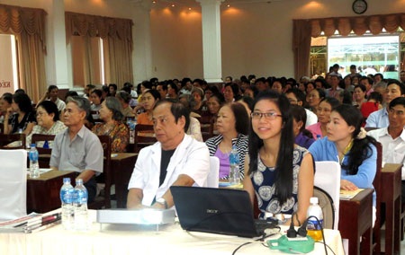 Vinamilk tư vấn chăm sóc sức khoẻ cho người cao tuổi Kiên Giang - 1 Chương trình tư vấn thu hút đông đảo người già tham dự
