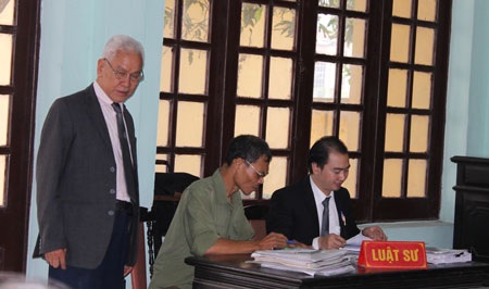 Phiên tòa sơ thẩm phải hoãn do vi phạm tố tụng - 2 Luật sư Ngô Tất Hữu và Trương Anh Tú bảo vệ quyền lợi cho ông Bắc