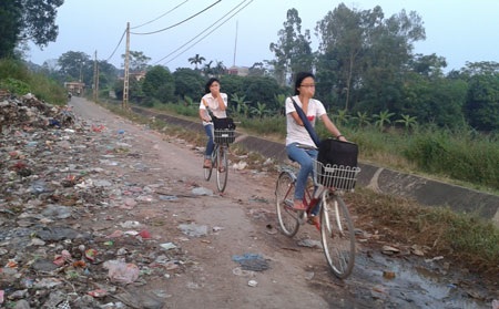 Người dân đi qua chỉ còn cách dùng tay bịt mũi