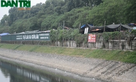 Hàng loạt nhà trái phép “chềnh ềnh” bên bờ sông Tô Lịch - 3 Mặt trước và mặt sau dãy nhà tôn bên bờ sông Tô Lịch