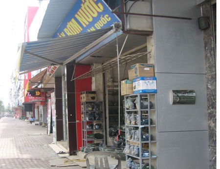 TP Hà Nội chỉ đạo xử lý nhà “siêu mỏng, siêu méo” ở Từ Liêm - 2 Hiện trạng các ngôi nhà siêu mỏng, siêu méo trên đường Hồ Tùng Mậu