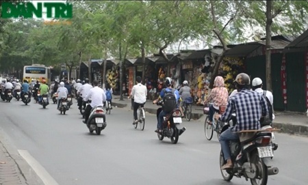 Hàng loạt nhà trái phép “chềnh ềnh” bên bờ sông Tô Lịch - 2 Mặt trước và mặt sau dãy nhà tôn bên bờ sông Tô Lịch