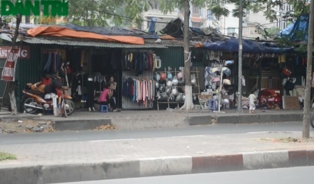 Hàng loạt nhà trái phép “chềnh ềnh” bên bờ sông Tô Lịch - 1 Hàng loạt nhà tôn mọc lên bên bờ sông Tô Lịch gây mất cảnh quan, an ninh khu vực