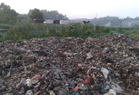 Rác đổ tràn lan ra đường trong khi huyện Lập Thạch có hẳn bãi đổ rác gần 1000ha