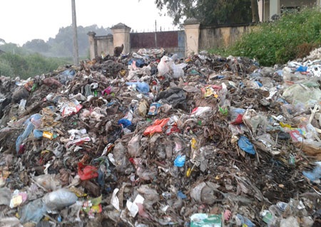 Rác đổ thành núi nằm sát khu dân cư