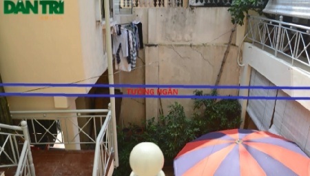 Tường ngăn sân và khu phụ cũng bị xóa sổ hàng chục năm qua