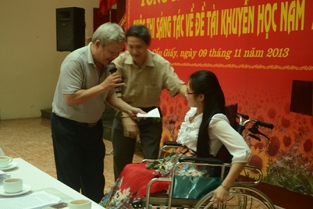 Tác giả Lê Hữu Hợp tặng tác phẩm “Vẻ đẹp vầng trăng khuyết” cho nhân vật Nguyễn Thị Ánh Ngọc