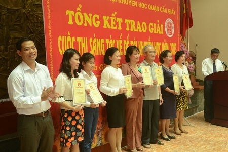 Các cá nhân, tập thể lên nhận giải thưởng của cuộc thi