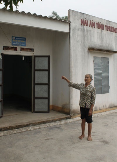 Bị tung tin đồn bôi nhọ kéo dài, một công dân gửi đơn kêu cứu - 2 Bà Ly bên cạnh ngôi nhà tình thương được Công ty Đông Hải xây dựng
