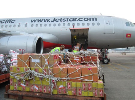 Jetstar Pacific chuyển miễn phí 40 tấn hàng cứu trợ đến miền Trung - 1 Jetstar Pacific đã vận chuyển miễn phí 1.943 kiện nhu yếu phẩm cứu trợ