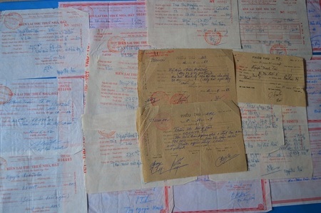 Biên lai đóng thuế đất ở hàng chục năm của các hộ dân tổ 14