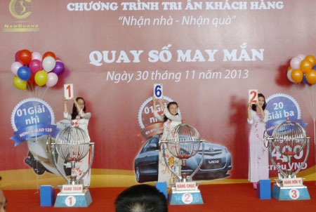 Khách hàng nhận bàn giao căn hộ được Nam Cường trao xe ôtô - 3 Mã số trúng giải Nhất của chương trình