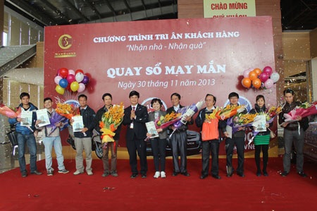 Khách hàng nhận bàn giao căn hộ được Nam Cường trao xe ôtô - 1 20 khách hàng nhận giải Ba từ chủ dầu tư Tập đoàn Nam Cường