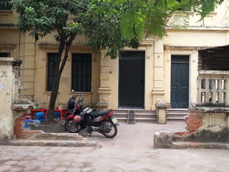 UBND phường cắt điện, công trình số 37 Quang Trung vẫn... sáng đèn - 4 Một phần cổng và tường nhà số 37 phố Quang Trung bị phá hủy
