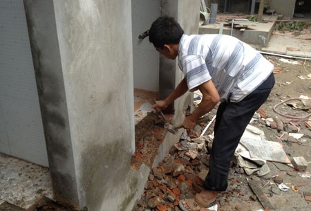 UBND phường cắt điện, công trình số 37 Quang Trung vẫn... sáng đèn - 3 Công nhân vẫn hoàn thiện các công trình đang bị đình chỉ thi công