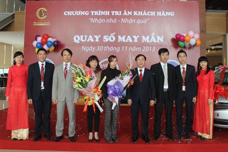 Khách hàng nhận bàn giao căn hộ được Nam Cường trao xe ôtô - 2 Ông Trần Trọng Nghĩa - Phó Chủ tịch Tập đoàn trao quà cho khách hàng