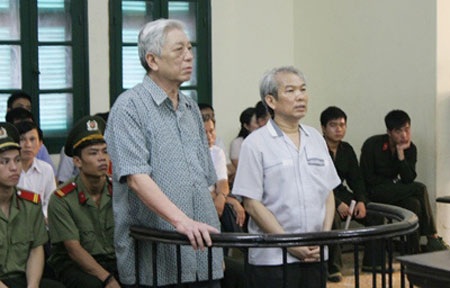 Tòa phúc thẩm Tòa án tối cao tại Hà Nội có dấu hiệu vi phạm tố tụng - 1 Bị cáo Thái Lương Trí (bên trái)