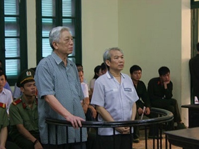 Phiên tòa xét xử Thái Lương Trí (bên trái) nhiều lần bị hoãn bất thường