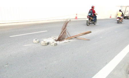 Hà Nội: Nhiều hiểm họa rình rập trên đường 32 - 3 Những mối nguy hiểm rình rập người đi đường