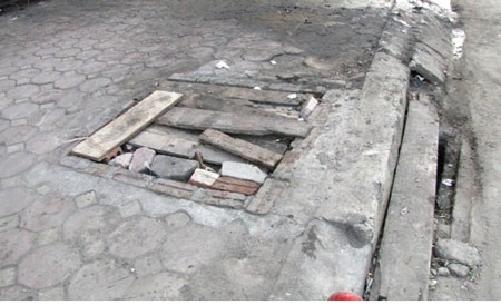 Hà Nội: Nhiều hiểm họa rình rập trên đường 32 - 4 Những nắp cống được “cảnh báo” hời hợt