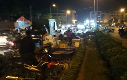 Quận Cầu Giấy giải tỏa chợ tạm trên đường Lê Đức Thọ kéo dài - 1 Các hộ kinh doanh ở chợ tạm sẽ di chuyển về chợ đầu mối Minh Khai